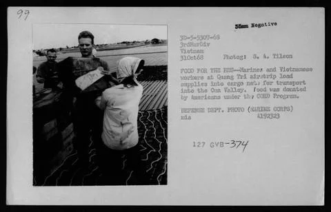 RECORD DATE NOT STATED  Marinez and Vietnamese workers load donated food s... Fotos de archivo