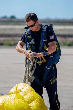 RECORD DATE NOT STATED A member of the U.S. Navy Parachute Team, nicknamed... Foto stock
