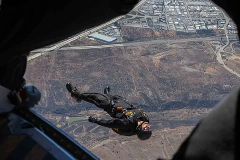 RECORD DATE NOT STATED A member of the U.S. Army Parachute Team conducts a... Foto stock
