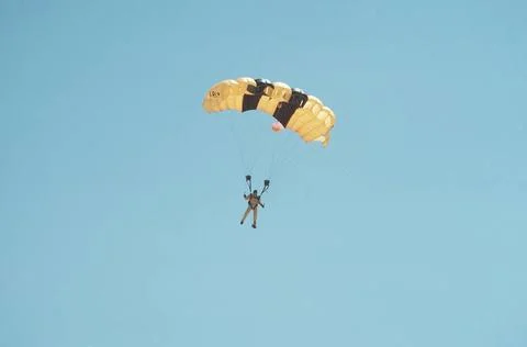 RECORD DATE NOT STATED A member of the Golden Knights Army parachute team ... Foto stock