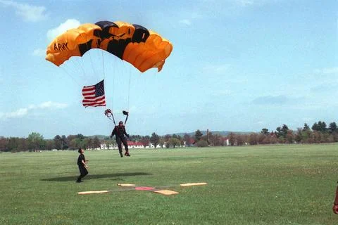 RECORD DATE NOT STATED A member of the U.S. Army Golden Knights parachute ... Foto stock