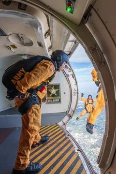 RECORD DATE NOT STATED Members of the U.S. Army Parachute Team jump from t... Stock Photos