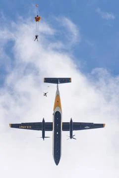 RECORD DATE NOT STATED Members of the U.S. Army Parachute Team jump from t... Stock Photos
