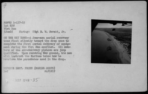 RECORD DATE NOT STATED  Members of an air-delivery platoon float silently ... Foto stock