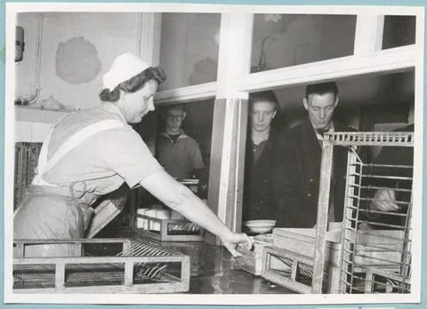 RECORD DATE NOT STATED  Men queue.. Copyright: xpiemagsx marmu240321-20722... Foto stock
