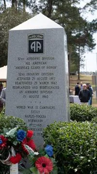 RECORD DATE NOT STATED A monument commemorates the first mass parachute ju... Foto stock