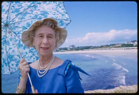 RECORD DATE NOT STATED Mrs. Whitehouse with Parasol and Van Allen, Toni Fr... Foto stock