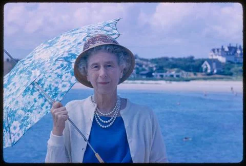 RECORD DATE NOT STATED Mrs. Whitehouse with Parasol and Van Allen, Toni Fr... Foto stock