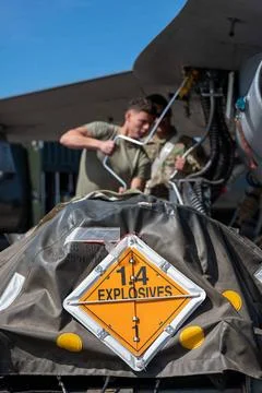 RECORD DATE NOT STATED Munitions Airmen load 20mm rounds onto an F-16 Figh... Fotos de archivo