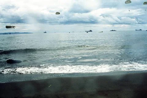 RECORD DATE NOT STATED Navy sea-air-land (SEAL) team members parachute fro... Foto stock