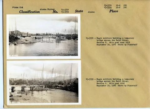 RECORD DATE NOT STATED Negro Soldiers Building Temporary Bridge Across Swi... Fotos de archivo