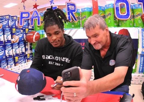 RECORD DATE NOT STATED  NFL player Kyle Dugger poses for pictures with Jer... Foto stock