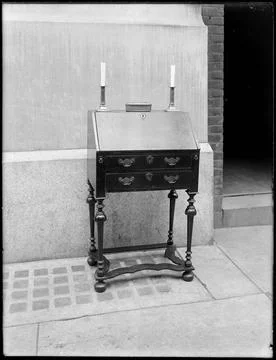 RECORD DATE NOT STATED Objects, furniture, late Jacobean oak desk , Desks.... 스톡 사진