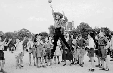 RECORD DATE NOT STATED Oklahoma Actors at the Tuileries Garden and Paris C... Stockfoto's