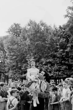 RECORD DATE NOT STATED Oklahoma Actors at the Tuileries Garden and Paris C... Stockfoto's