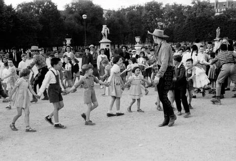 RECORD DATE NOT STATED Oklahoma Actors at the Tuileries Garden and Paris C... Stockfoto's