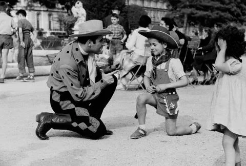 RECORD DATE NOT STATED Oklahoma Actors at the Tuileries Garden and Paris C... Stockfoto's