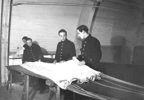 RECORD DATE NOT STATED  Packing of parachute, exercise, 1939 motif: packin... 스톡 사진
