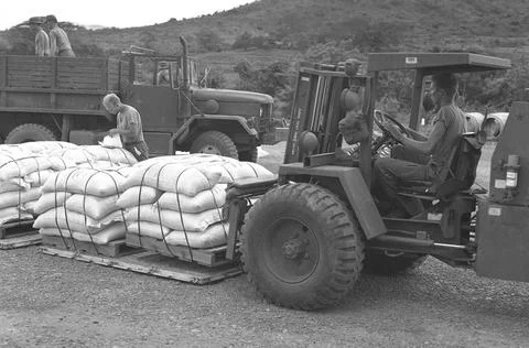 RECORD DATE NOT STATED Pallets of corn for the World Food Program are load... Foto stock