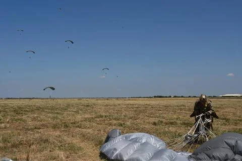 RECORD DATE NOT STATED A parachute rigger assigned to 3rd Special Forces G... Stock Photos