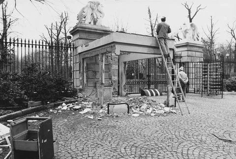 RECORD DATE NOT STATED Paris - Chancery Office Building - 1985, United Sta... Fotos de archivo