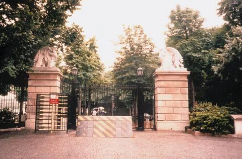 RECORD DATE NOT STATED Paris - Chancery Office Building - 1988, United Sta... Fotos de archivo