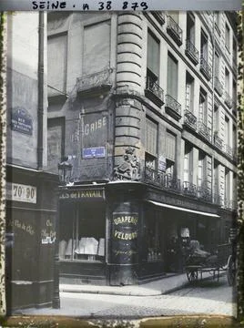 RECORD DATE NOT STATED Paris (4th arr.), France old teaches at the angle o... 스톡 사진