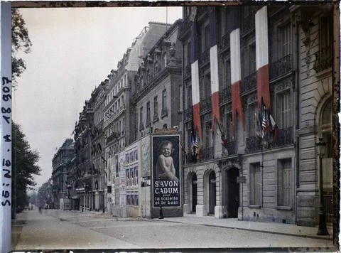 RECORD DATE NOT STATED Paris (8th arr.), France building decorated with fl... Fotos de archivo