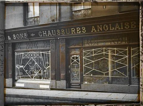 RECORD DATE NOT STATED Paris (4th arr.), French store windows protected ag... Foto stock