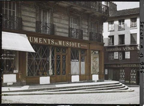 RECORD DATE NOT STATED Paris (5), French store window protected against bo... 스톡 사진