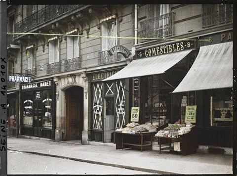 RECORD DATE NOT STATED Paris (VIIIE arr.), France Food and showcases of pr... Fotos de archivo
