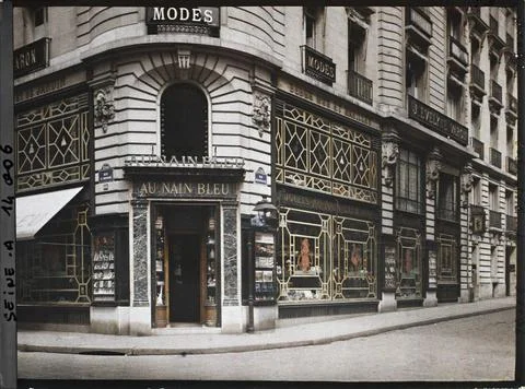 RECORD DATE NOT STATED Paris (ier-viiie arr.), French window of the store ... Stock Photos