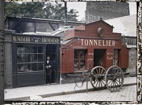 RECORD DATE NOT STATED Paris (Arr.), France Les numbers 8 and 10 on rue du... 库存照片