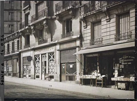RECORD DATE NOT STATED Paris (Life Arr.), France windows of protected stor... 스톡 사진