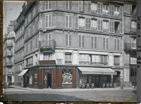 RECORD DATE NOT STATED Paris (4th arr.), French window of stores protected... 스톡 사진