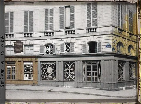 RECORD DATE NOT STATED Paris (Arr.), French window of protected stores aga... Foto stock