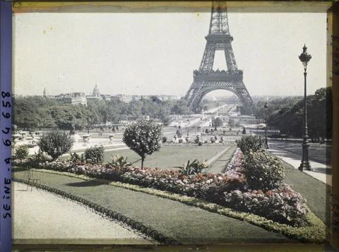 RECORD DATE NOT STATED Paris (7th arr.), France La Tour Eiffel and Le Cham... 스톡 사진