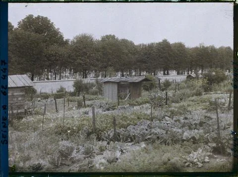 RECORD DATE NOT STATED Paris (XVIIth arr.), France Les Jardins workers at ... Foto stock