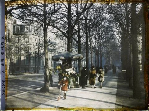 RECORD DATE NOT STATED Paris (8th arr.), France a flower merchant, at the ... 스톡 사진