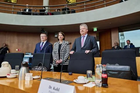 RECORD DATE NOT STATED Parlament befragt die Präsidenten der Nachrichtendi.. Stock Photos