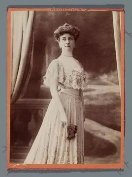 RECORD DATE NOT STATED  Portrait of a woman (to knee); Reutlinger (Paris; ... 스톡 사진