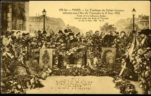 RECORD DATE NOT STATED Postcard of the tomb of the unknown soldier in Pari... Stock Photos