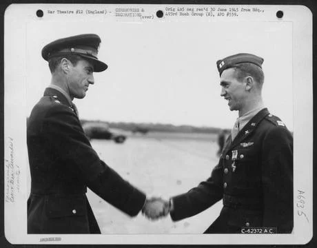 RECORD DATE NOT STATED Presentation Of Distinguished Flying Cross To Capt.... Foto stock