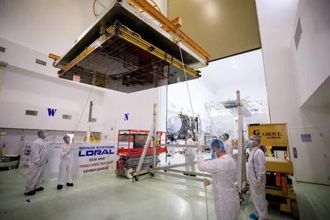 RECORD DATE NOT STATED  Psyche Solar Array Unboxing. A NASA team assists a... Stock-Fotos