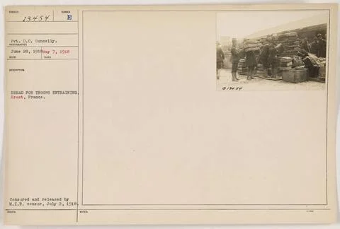 RECORD DATE NOT STATED  Pvt. D. C. Donnelly distributing bread to troops p... Fotos Stock