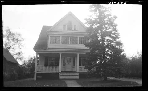 RECORD DATE NOT STATED School Street 10 , Houses. Needham Building Collect... Fotos de archivo