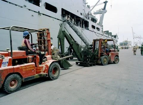 RECORD DATE NOT STATED Seabees offload heavy equipment from the amphibious... 스톡 사진