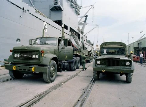 RECORD DATE NOT STATED Seabees offload heavy equipment from the amphibious... 스톡 사진