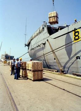 RECORD DATE NOT STATED Seabees offload heavy equipment and supplies from t... 스톡 사진