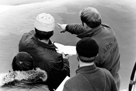RECORD DATE NOT STATED SENIOR Navy divers use a schematic diagram of a Boe... Stock Photos